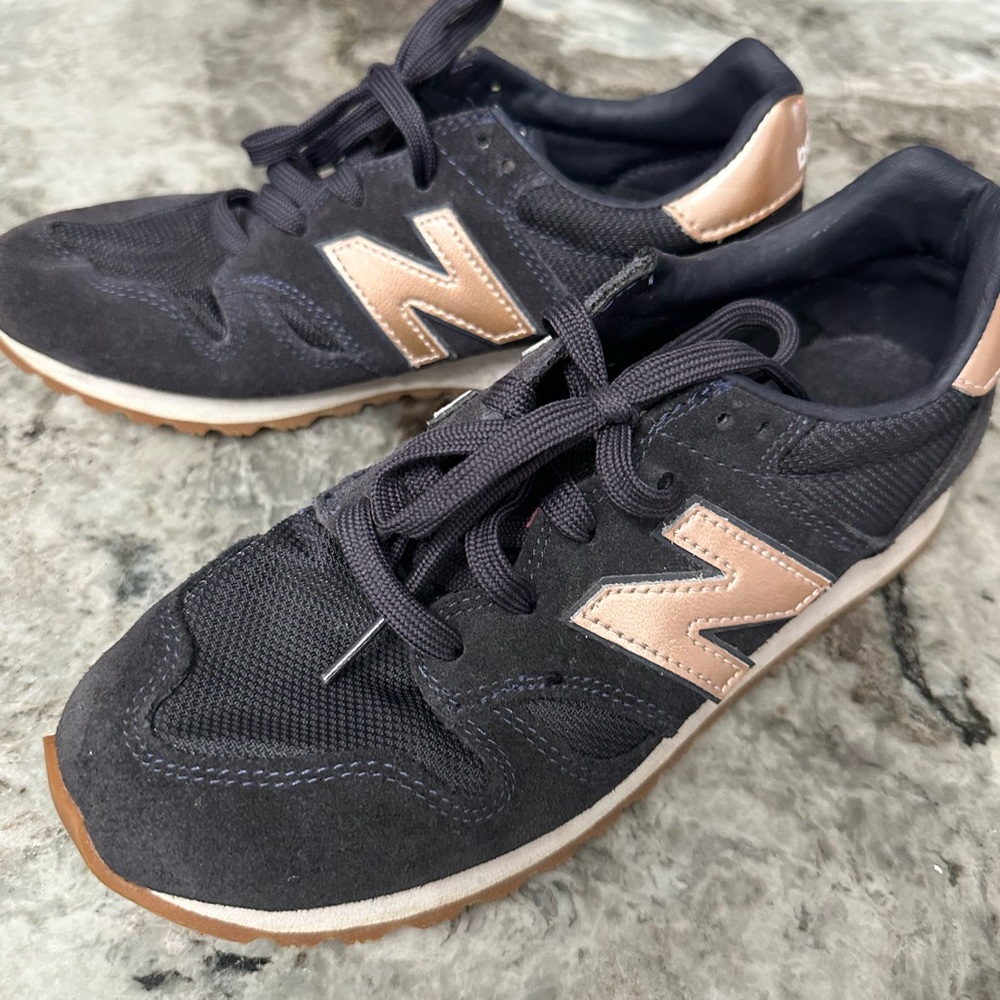 New Balance size 7 navy & ross gold sneakers